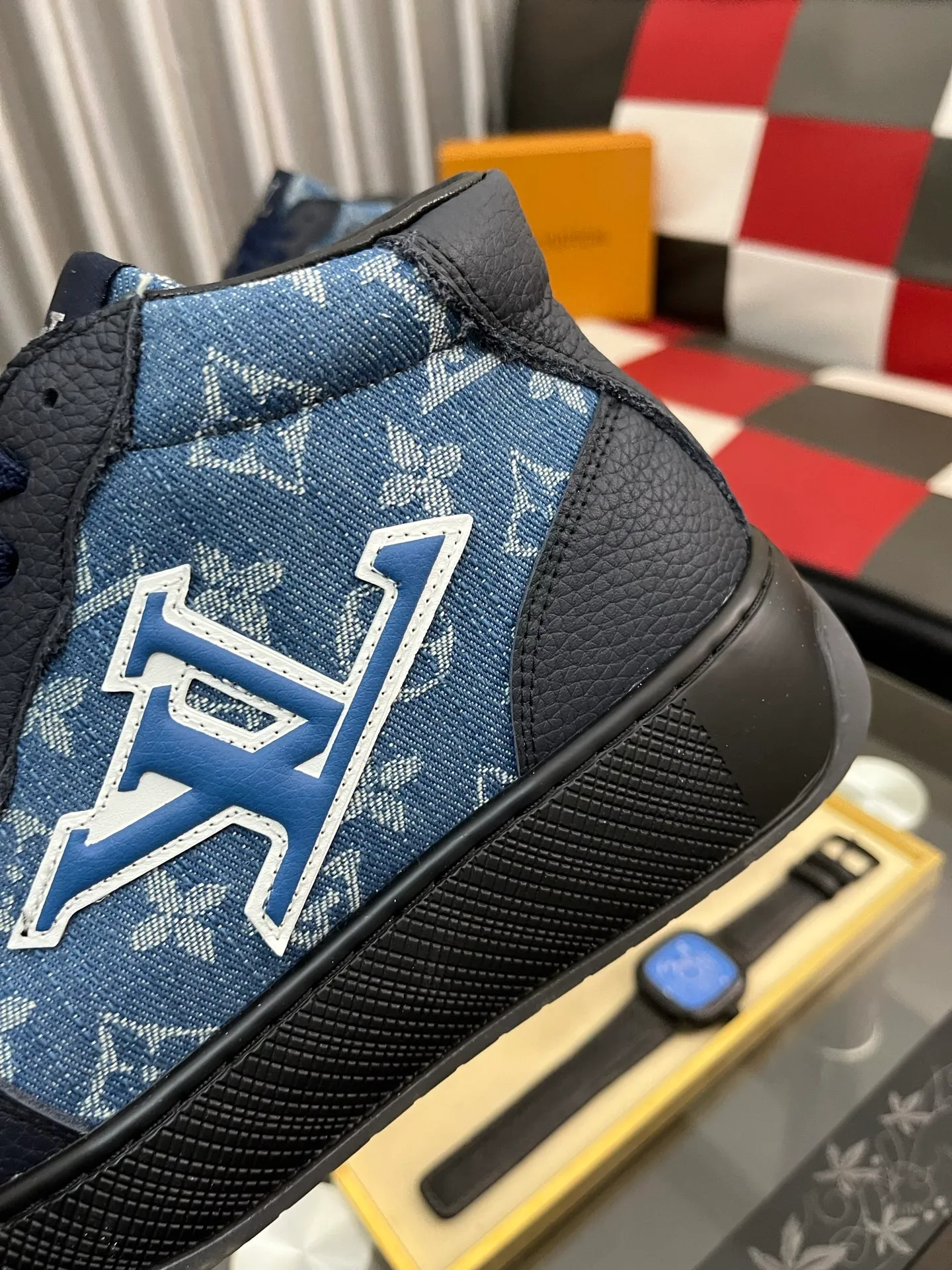 Ex-factory price: 438⌚️⌚️[LOUIS VUITTON] Same style as Louis Vuitton* official website 🚹Men's high-top casual shoes❤️Same style as popular celebrities and big names ~ Best-selling at home and abroad Lv focuses on the checkerboard series...Imported first-layer cowhide with special fabric ➕Full cotton, code number: 38-443️⃣Colors available